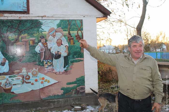 Житель Зелёного Рога украсил картинами весь свой двор