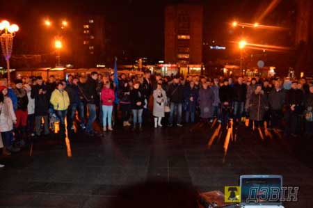 Увечері на Соборній площі в Черкасах слухали правоохоронців