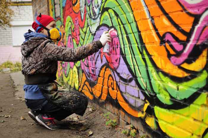 Черкаська художниця прикрашає стіни міста