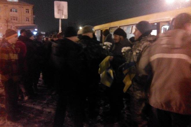 О 4 ранку в Черкаси прибули бійці з Донбасу (фото)