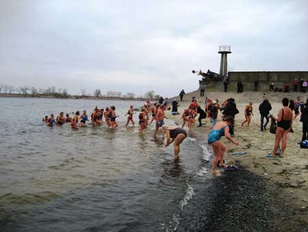 У Черкасах відкрили зимовий купальний сезон