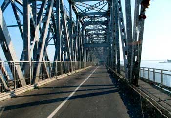Мост через Днепр в критическом состоянии