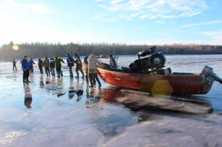 На Днепре с разломавшейся льдины спасали 25 рыбаков (фото, видео)