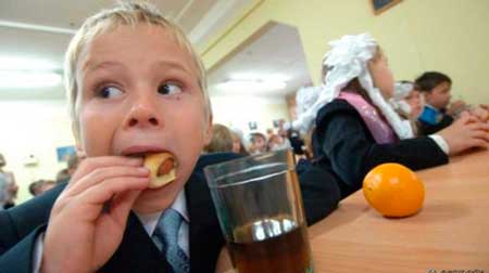 Через відмову оформити картку банку, батькам пригрозили відмовою харчування дітей в школі