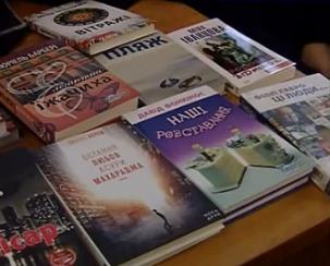 Імениті столичні письменники подарували черкаській бібліотеці з сотню книг