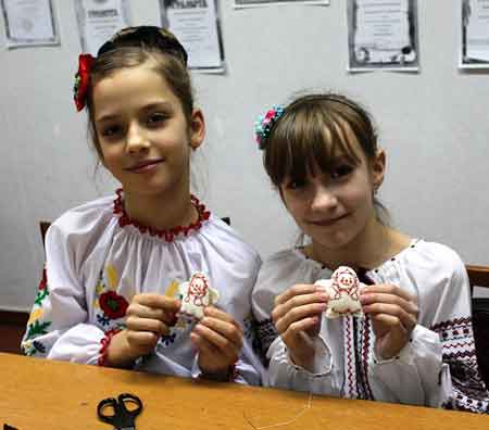 Юні черкасці виготовляють новорічні сувеніри-обереги для воїнів АТО та дітей зі Сходу Україні