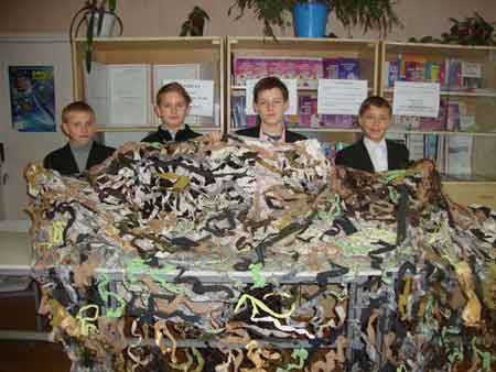 Ученики Чернобаевской школы №1 плетут маскировочные сетки для украинских военных