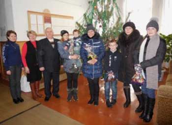 Мэр Ватутино вручил новогодние подарки детям участников АТО