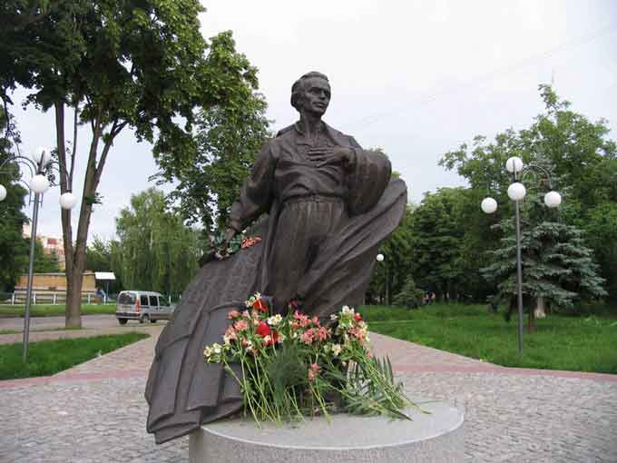 Пам'ятник Василю Симоненко у Черкасах