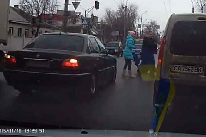 Відео з реєстратора: дівчину збили на переході