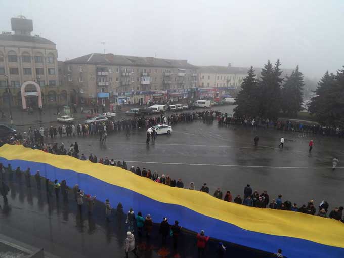 Уманчани утворили живий ланцюг єднання і розгорнули найбільший прапор України (фото)