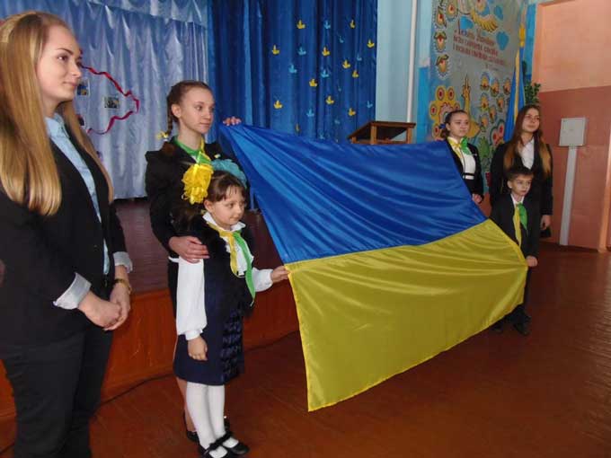В Золотоноші учні шостої школи отримали Прапор доброчинності