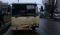 Трьох пасажирів маршрутки госпіталізували після ДТП у Черкасах (фото)