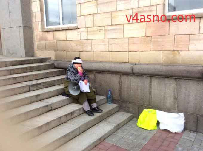 У центрі Черкас голодує скандальна громадська діячка (фото)