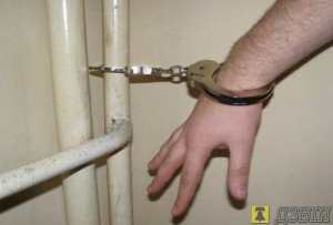 У Золотоніській прокуратурі підприємець прикував себе наручником до батареї