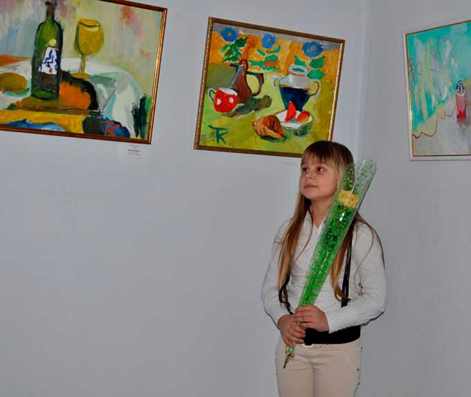 У Черкаському музеї триває виставка натюрмортів талановитої 7-річної художниці