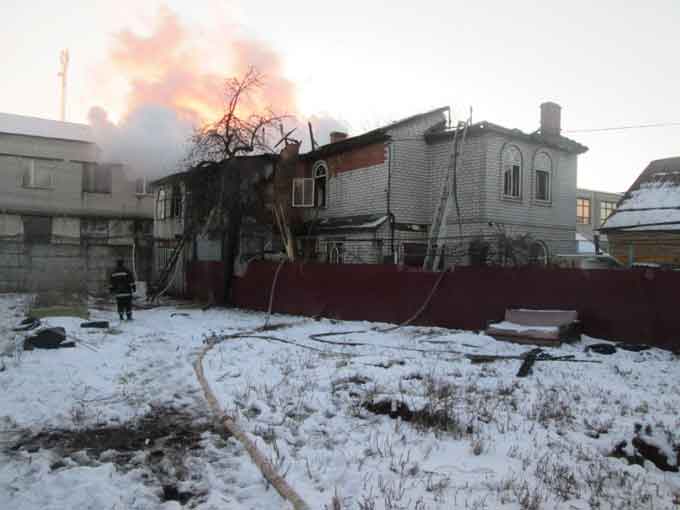 У Черкасах рятувальники ліквідували пожежу в двоповерховому будинку (відео)