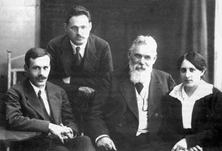 Л.П. Симиренко з дітьми Платоном, Володимиром і Тетяною. Світлина 1915 р.