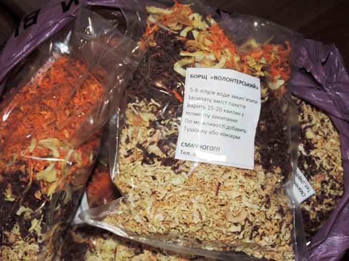 Активісти «Гельмязівської сотні» власноруч виготовляють сухі пайки
