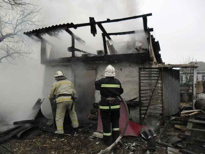 У Золотоноші рятувальники ліквідували пожежу в надвірній споруді (відео)