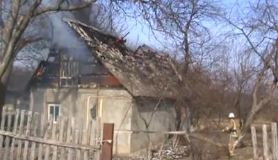 В Уманському районі рятувальники ліквідували пожежу в надвірній споруді (відео)