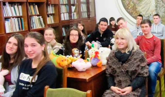 Зустріч школярів із волонтерами відбулася нещодавно у обласній бібліотеці для юнацтва імені Василя Симоненка у Черкасах