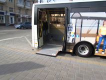 автобус із низькою підлогою для зручності людей із особливими потребами