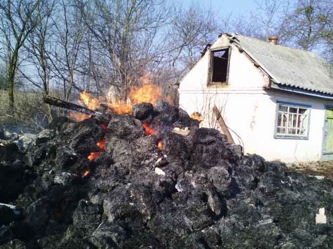 У Канівському районі вогонь знищив 9 тон соломи (відео)