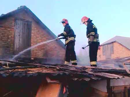 У Корсунь-Шевченківському районі рятувальники ліквідували пожежу в надвірній споруді (відео)