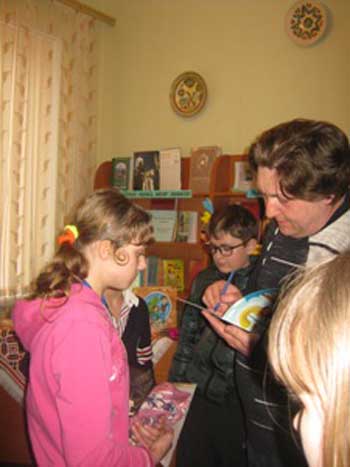 У Червоній Слободі з дітьми зустрівся поет і письменник Іван Андрусяк