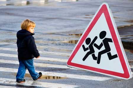Дітям потрібно постійно нагадували про необхідність дотримання правил дорожнього руху!
