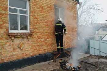 У Корсунь-Шевченківському на пожежі врятували чоловіка (відео)