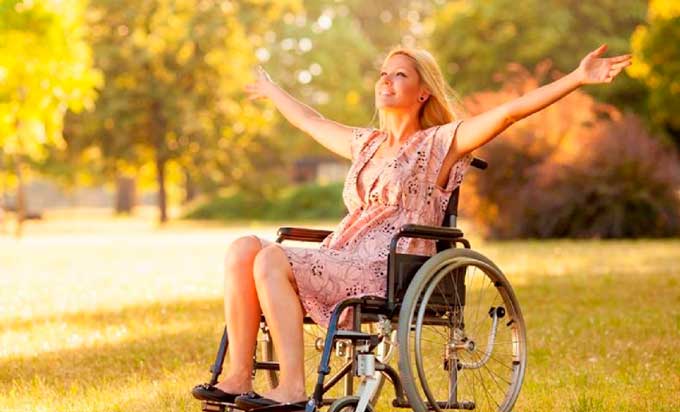 жінка в інвалідному візку