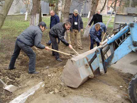 У Звенигородці районна рада та волонтери провели благоустрій території. 