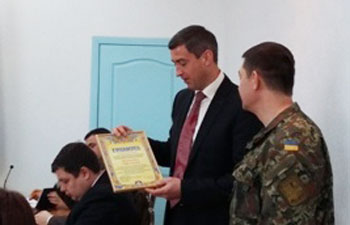 Юрію Ткаченку грамоту передав виконувач обов’язків обласного комісара Ігор Яшкін