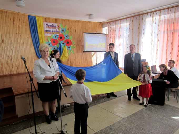 «Прапор Доброчинності» від своїх колег із Смілянської спеціалізованої школи №5 отримали учні Дмитрушківської школи