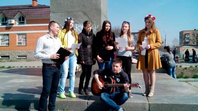 Маньківська молодь провела флеш-моб «Живу лише для України»