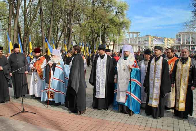 У Черкасах під час молебні за чорнобильців митрополити посварилися