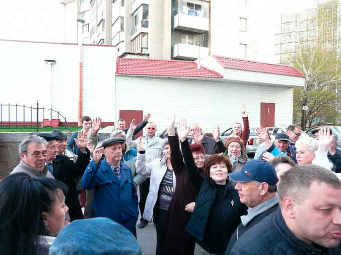 Жителі Митниці голосували проти скандального МАФу, який збирає бомжів (фото)