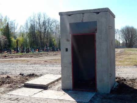 На уманському кладовищі вкрали двері з туалету 
