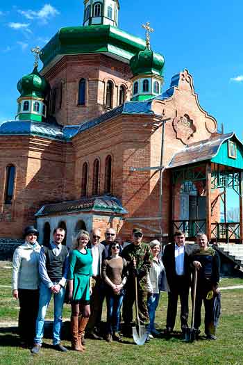 Громадська рада, лісівники та екологи допомогли озеленити церкву
