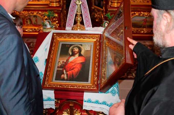 У церкві Хмельницького закровоточила ікона (фото)