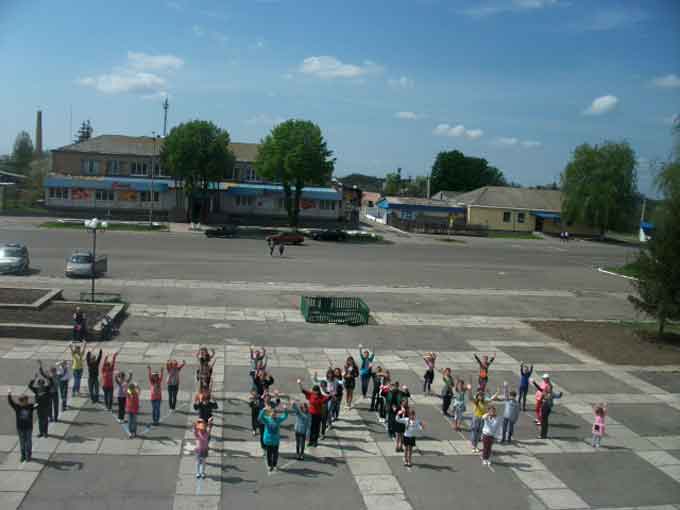 Чорнобаївські діти вишикувалися на площі у слово «Мир»