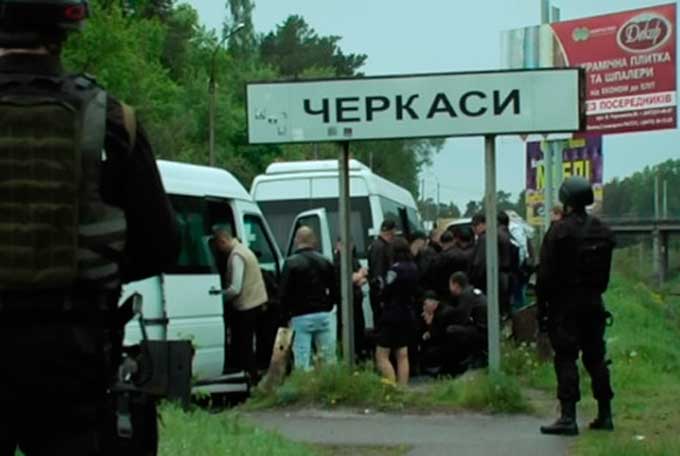 На блокпосту в Черкасах зупинили три автобуси з рейдерами (фото, відео)
