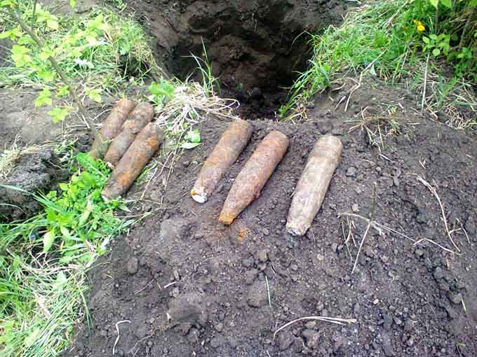 У Маньківському районі шукаючи скарби чоловік знайшов 15 снарядів