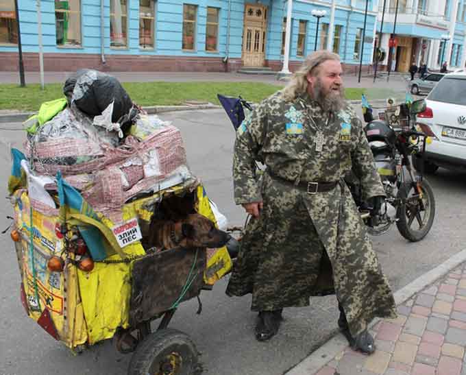 Священик-байкер, який разом із псом Мухтаром подорожує Україною, заїхав до Черкас