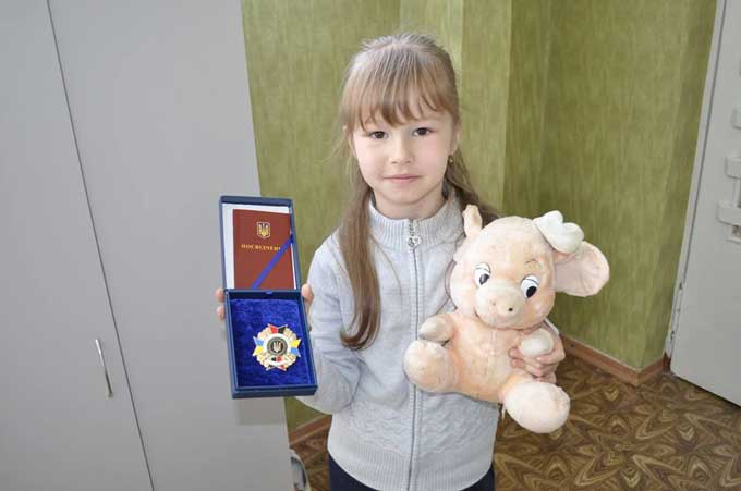 6-річна донька героя АТО отримала відзнаку за свого загиблого батька