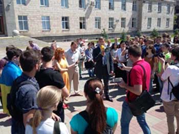 Кілька сотень студентів ЧДТУ сьогодні прийшли під стіни Черкаської ОДА