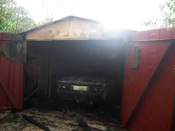В Умані господар підпалив власний автомобіль після сімейної сварки (фото)