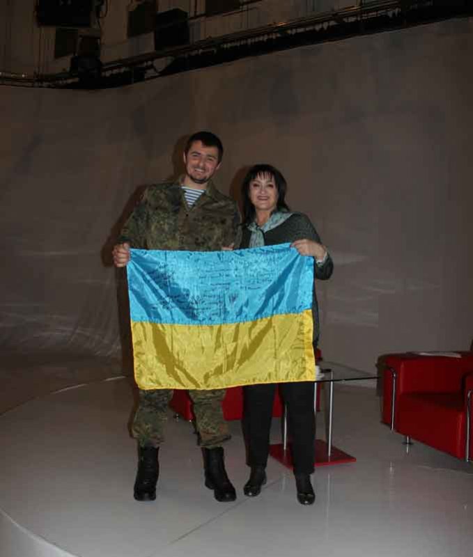 Із телеведучою Ольгою Герасим’юк, яка однією з перших підписала прапор для черкаських онкохворих діток